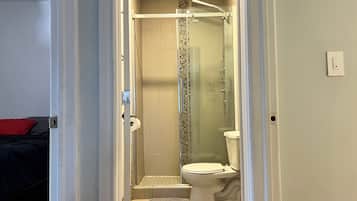 Douche, sĂšche-cheveux, serviettes fournies, savon