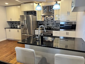 Fridge, microwave, oven, stovetop - NEW MODERN 4 BED + 3 BATHROOM (Montréal)