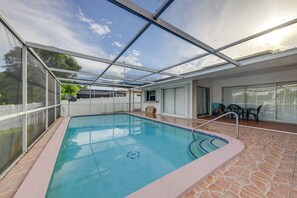 Interior - 5 Mi to Hollywood Blvd! Miramar Apt w/ Shared Pool (Miramar)