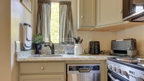 Apartment (0 Bedroom) | Interior - Close to Hospitals: Peaceful Birmingham Studio (Birmingham)