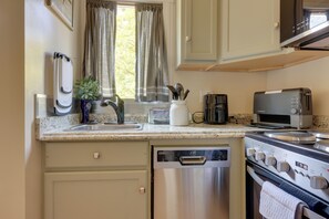 Apartment (0 Bedroom) | Interior - Close to Hospitals: Peaceful Birmingham Studio (Birmingham)