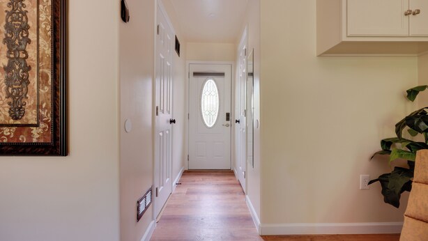 A hallway with a wooden floor, white walls, and a door with a decorative glass window. - Close to Hospitals: Peaceful Birmingham Studio (Birmingham)