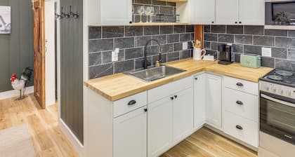 Luxe Stable Suite: Farm Stay in Lebanon!