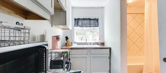 2 Mi to Long Beach Waterfront! Convenient Studio