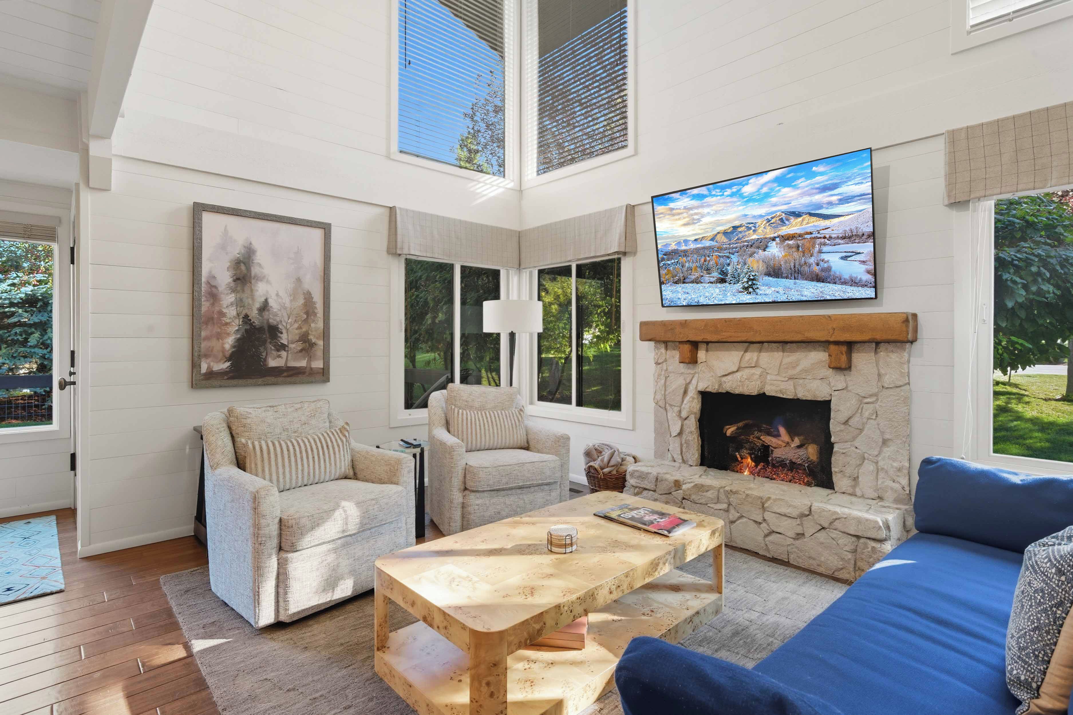 Smart-TV, Kamin, Bücher