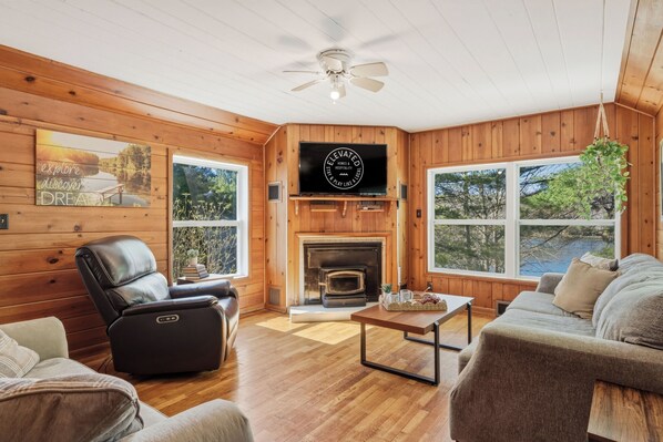 Living area - Rennie Lake Hideaway Home (Traverse City)