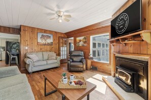 Living area - Rennie Lake Hideaway Home (Traverse City)