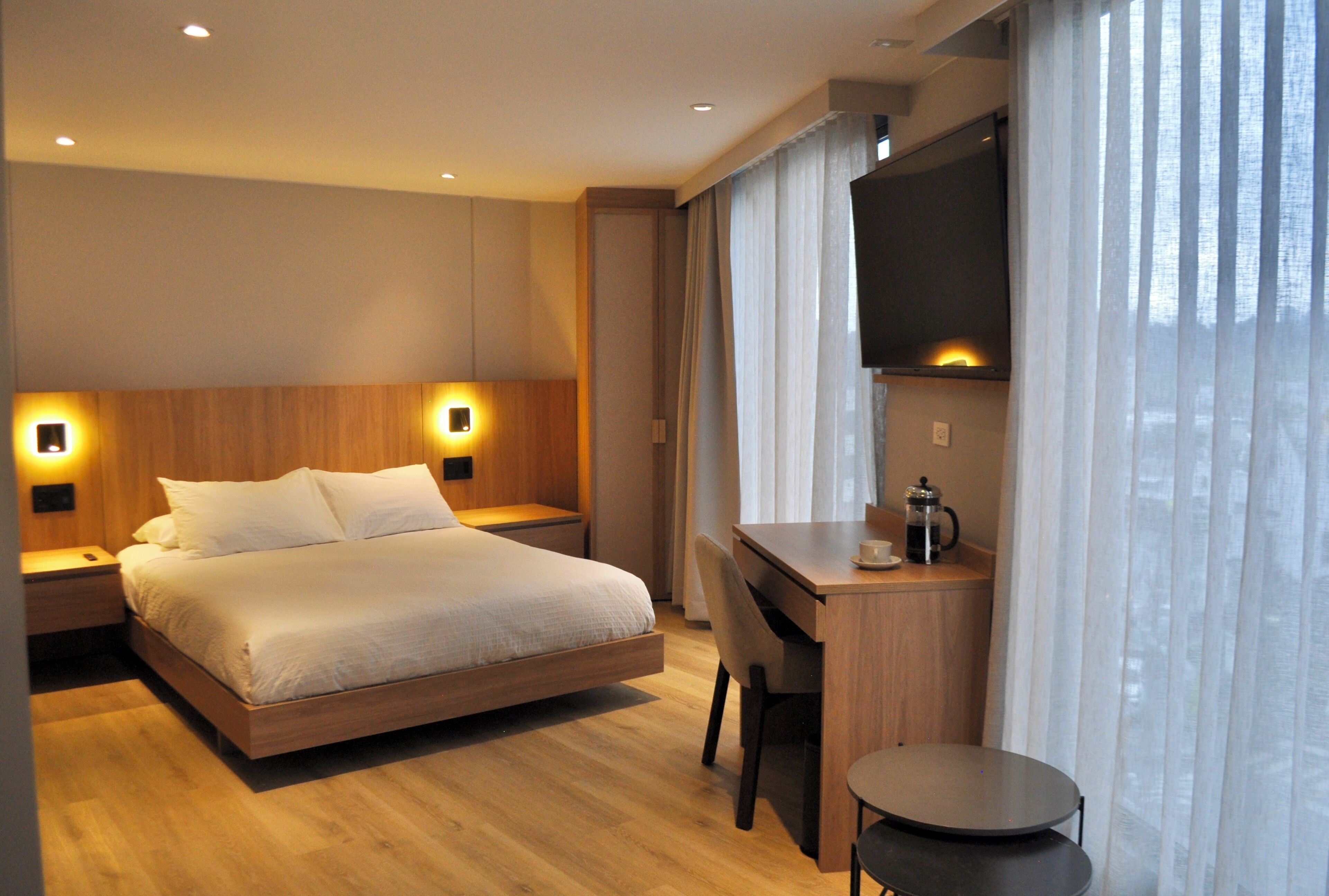 6 habitaciones, tabla de planchar con plancha y acceso a internet 