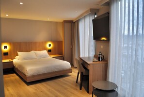 6 bedrooms, iron/ironing board, internet, bed sheets