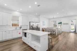 Fridge, microwave, oven, stovetop - Ellis Sands with LSV, Arcade, and Billiards (Miramar Beach)