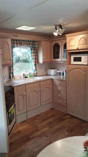 Dishwasher, cookware/dishes/utensils