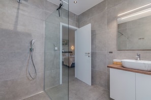 Shower, free toiletries