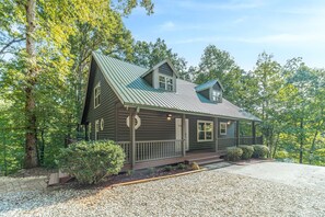 Exterior - Frohe Hutte, Private Luxury Getaway, Game Room, Hot Tub, Fire Pit (Cleveland)