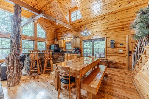 Frohe Hutte, Private Luxury Getaway, Game Room, Hot Tub, Fire Pit