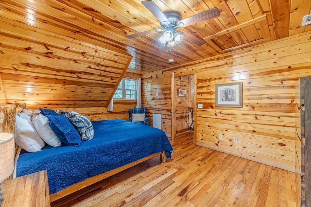 Gallery Detail: Frohe Hutte Private Luxury Getaway Game Room Hot Tub Fire