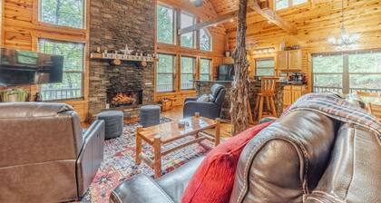 Frohe Hutte, Private Luxury Getaway, Game Room, Hot Tub, Fire Pit