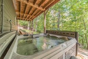 Outdoor spa tub - Frohe Hutte, Private Luxury Getaway, Game Room, Hot Tub, Fire Pit (Cleveland)