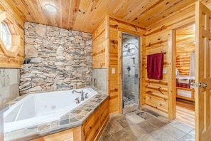 Shower, hair dryer, towels, shampoo - FROHE HUTTE l PRIVATE LUXURY GETAWAY & GAME ROOM (Cleveland)
