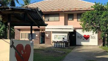 Un edificio con techo de tejas y un letrero que dice 'WJV Heart Inn'.