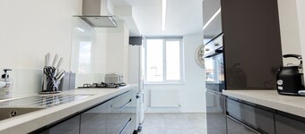 길퍼드 타운 센터 아파트먼트 55, TV, 넷플릭스