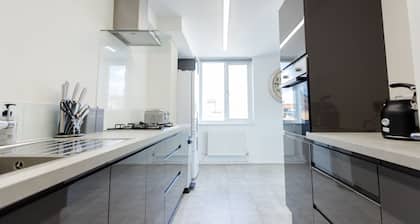 Apartment - Sleeps 6 - Parking - Wifi