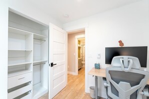 3 chambres, bureau, fer et planche à repasser, accès au Wi-Fi (inclus)