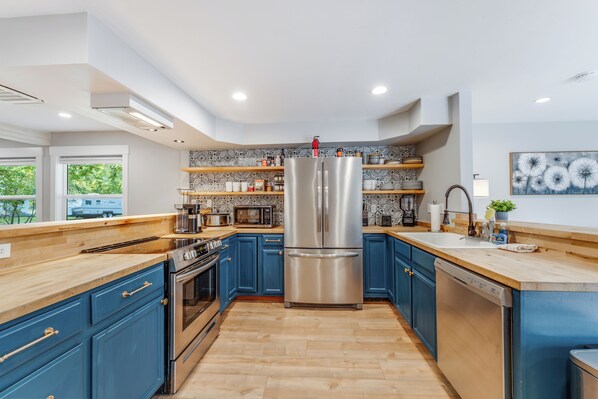 Réfrigérateur, four à micro-ondes, un four, surface de cuisson