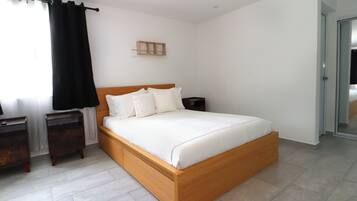 Apartamento Deluxe, 2 camas de matrimonio, vistas a la piscina | Cortinas opacas, tabla de planchar con plancha, wifi gratis