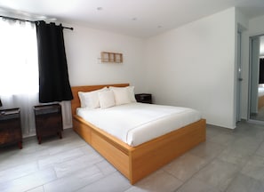 Deluxe-huoneisto, 2 keskisuurta parisänkyä, näköala uima-altaalle | Pimennysverhot, silitysrauta/-lauta, ilmainen Wi-Fi