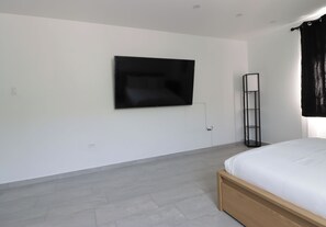 Apartamento luxo, 2 camas Queen, vista para a piscina | Cortinas blackout, ferros/tábuas de passar roupa, Wi-Fi de cortesia