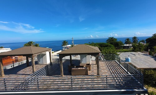 Oceanview Apartment with Rooftop