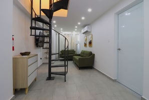 Deluxe Apartment, 2 Queen Beds, Pool View | Living room