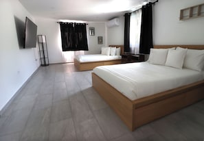 Cortinas blackout, tabla de planchar con plancha y wifi gratis