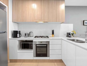 Fridge, microwave, oven, stovetop - Lux 2BR Apt, 5 Stars Hotel, Pool, Gym, 10 min CBD (Hamilton)