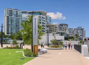 Property grounds - Lux 2BR Apt, 5 Stars Hotel, Pool, Gym, 10 min CBD (Hamilton)