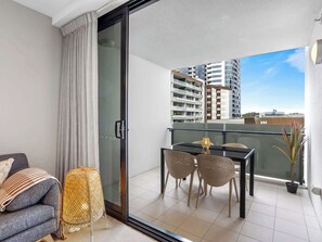 Outdoor dining - Lux 2BR Apt, 5 Stars Hotel, Pool, Gym, 10 min CBD (Hamilton)