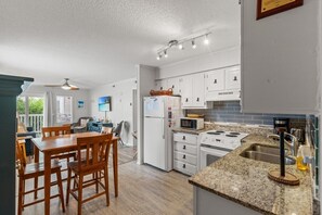 Réfrigérateur, four à micro-ondes, un four, surface de cuisson