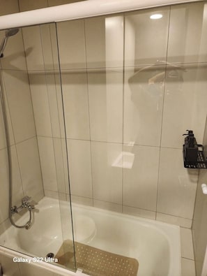 Secadora de cabello, toallas, jabón, papel de baño