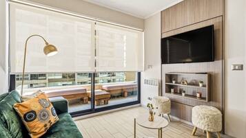 Smart TV, table tennis