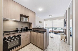 ثلاجة، ميكروويف، فرن، موقد طهي مسطح