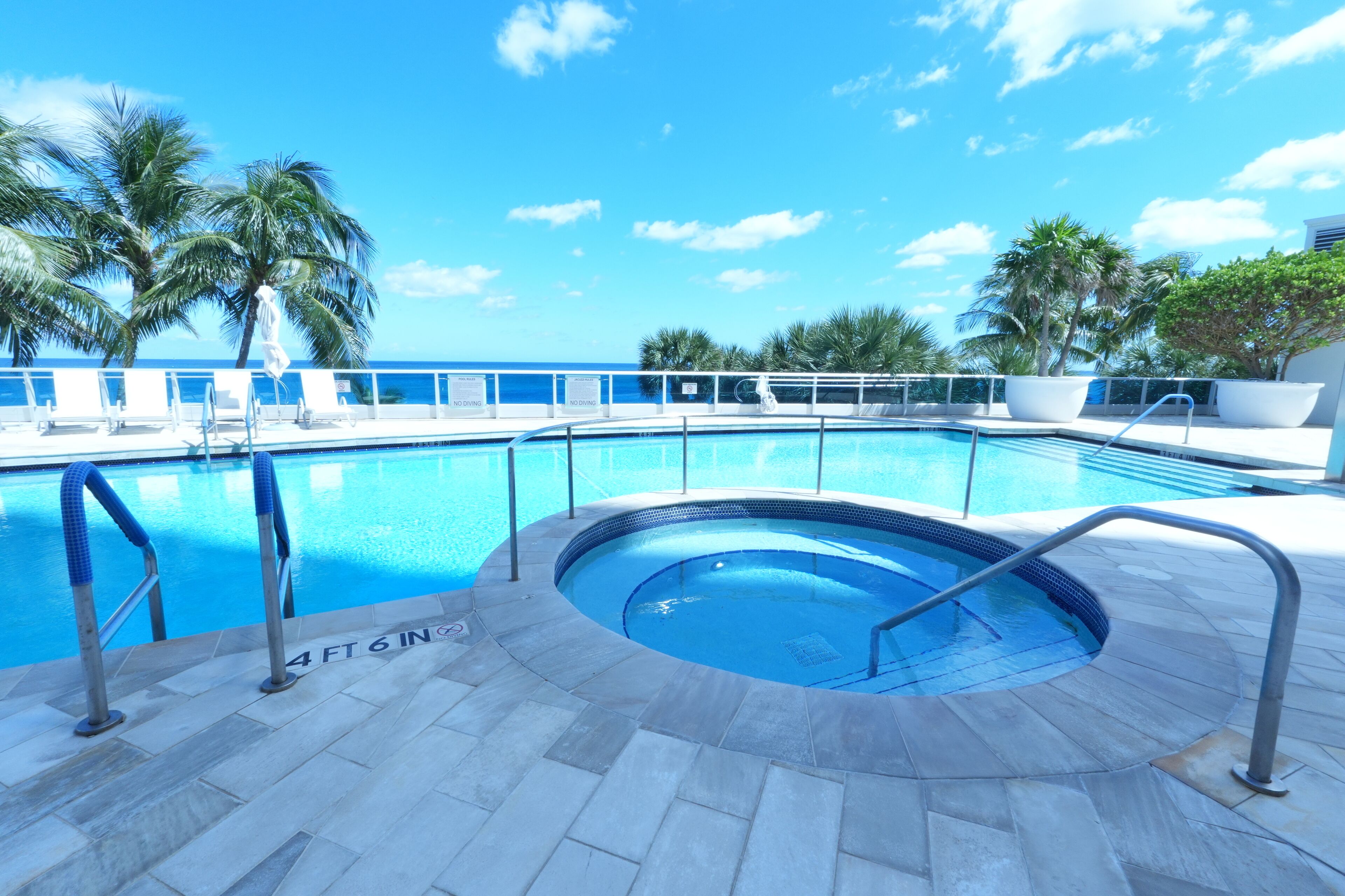 Utendørsbasseng og et oppvarmet basseng