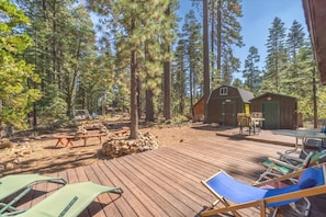 Outdoor dining - Charming Cabin in Timberland! (Homewood)