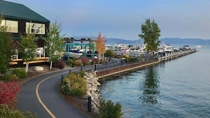 Un paseo marítimo con vistas a barcos y un puerto deportivo.