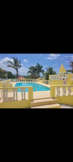 Outdoor pool - Kingsbird by the sea Inn  (Discovery Bay)
