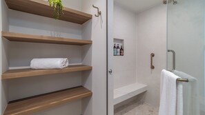 Dusche, Haartrockner, Handtücher