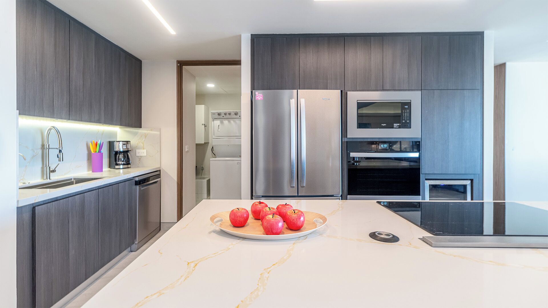 Geladeira, micro-ondas, fogão, cooktop