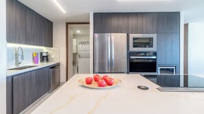 Geladeira, micro-ondas, fogão, cooktop