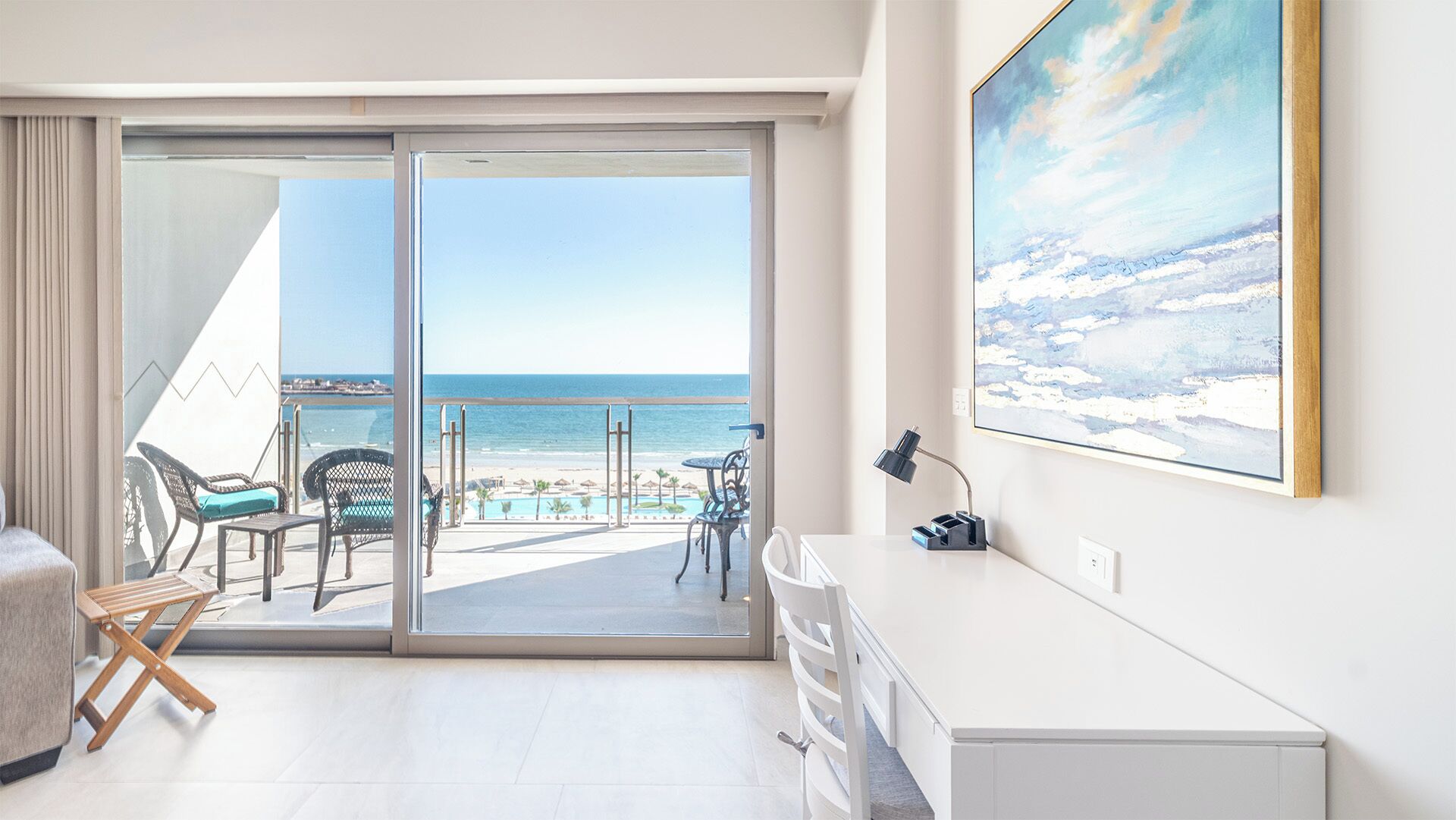 Smart TV, DVD player, livros, aparelho de som