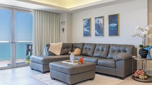 Una Smart TV, libros, un reproductor estéreo