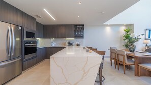 Frigorífico, microondas, horno y placa de cocina